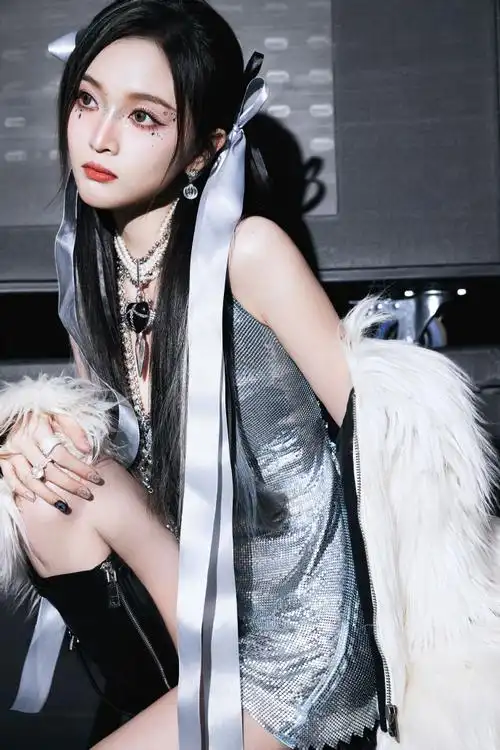 吴宣仪超话·#2023亚洲青年音乐盛典#追光而遇,沐光而行,璀璨四溢