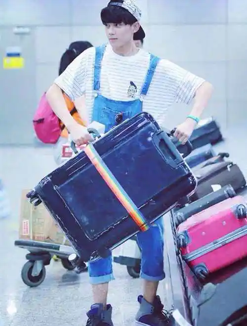 吴磊晒街拍,这么大的包背着不累吗?