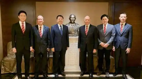 分别是霍启刚霍启山兄弟,以及霍思纬霍启文姐弟,除了霍启刚,其他三