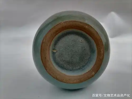 汝窑长颈瓶 创作年代:北宋 尺寸:高23.6cm,口径3.