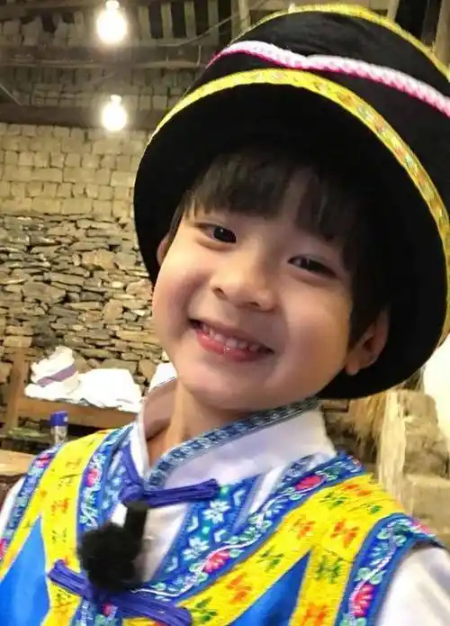 一年前的3月29日,吴尊也是送两孩子上学,但那时候他觉得"开学第一天是