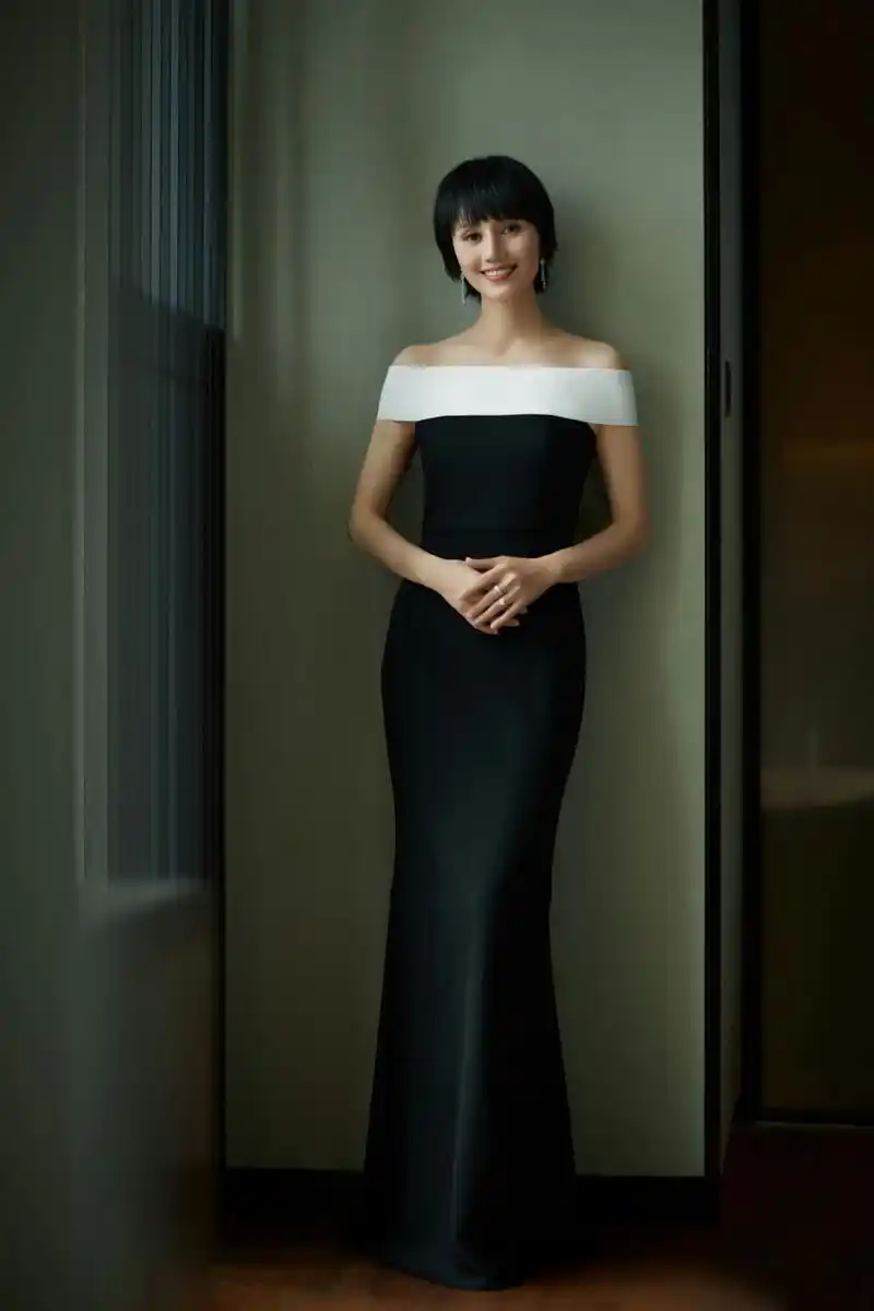 袁泉华表奖颁奖典礼造型,简洁优雅的黑白礼服,凭借《中国机长》提名
