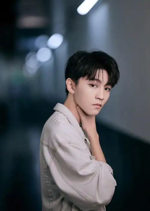 王俊凯穿牛仔套装简约不简单