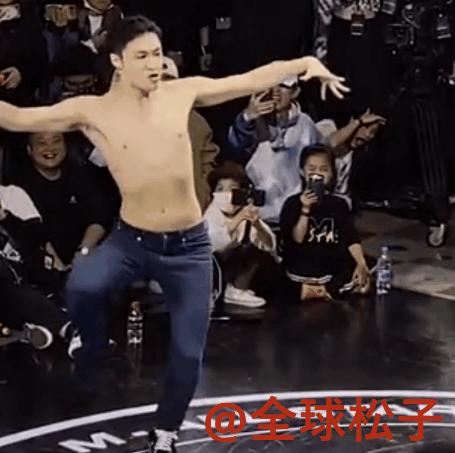 张艺兴脱衣热舞被群嘲舞姿没有美感评论区全是嘲讽