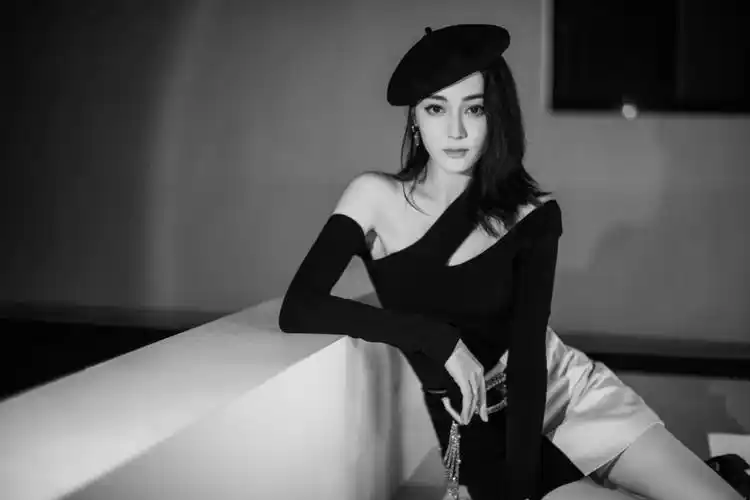 迪丽热巴壁纸送达黑白短裙贝雷帽短皮靴甜酷灵动展现摩登风情