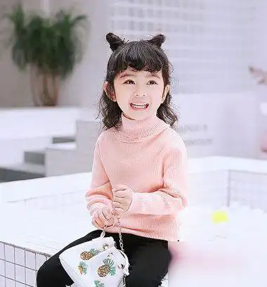 公主头发型后侧的头发蓬松又自然,扎发发型发顶上的头发扎了两个小