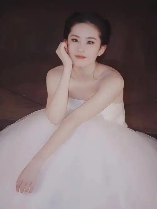 刘亦菲白色蓬蓬裙