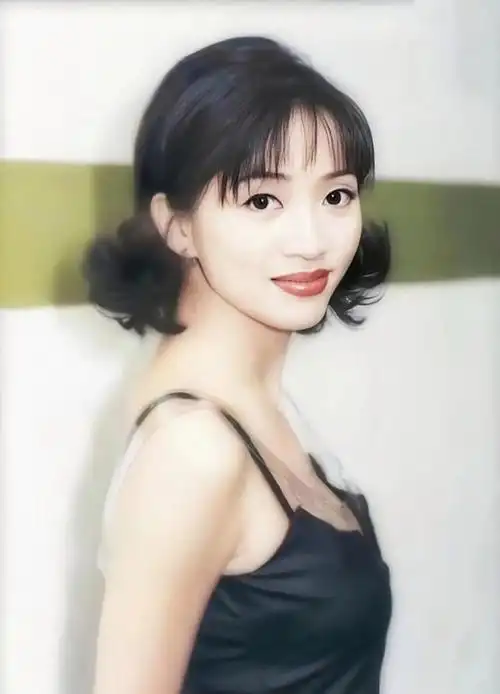 梅艳芳(1963年10月10日—2003年12月30日),出生于中国香港,祖籍广西