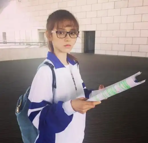 王思聪旧爱张予曦校服逆天美颜,有这样的女同学我绝对不逃课了