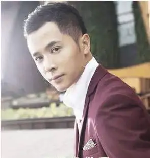 可以让你的气质更加帅气迷人,当然这款小平头发型,可以让男生们的气质