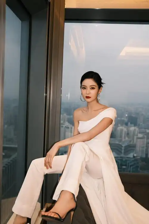 王媛可出席凤凰网美食盛典 白色裙裤酷飒十足__财经头条