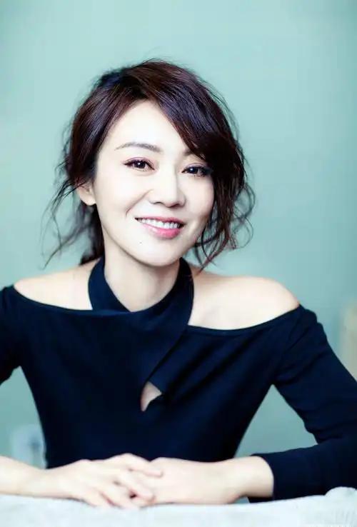 48岁闫妮穿短裙录制节目,大长腿格外引人关注