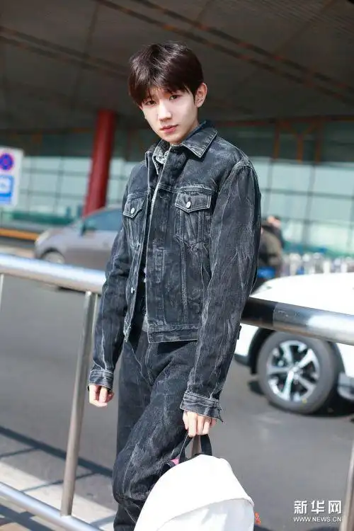 王源赴巴黎时装周机场照曝光 受邀秀场头排观秀