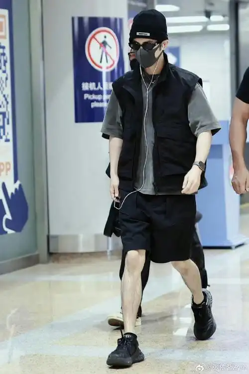 肖战#走路带风的男人,帅爆了#肖战回国机场图