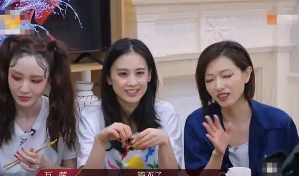 原创李斯丹妮绕了一圈才坐到张雨绮身边被戳穿后的反应甜到心里去了