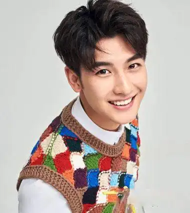 韩式男生二八分m字烫发发型二八分的男生梳烫发发型,制作m字的梳发有