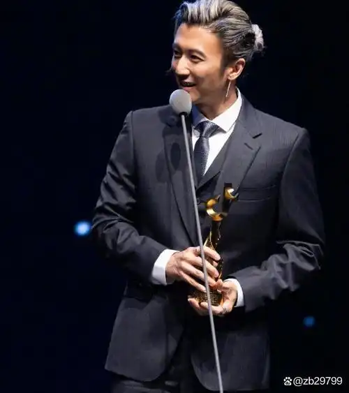 扎小辫子戴墨镜,谢霆锋穿西服亮相上海,超级像父亲谢贤