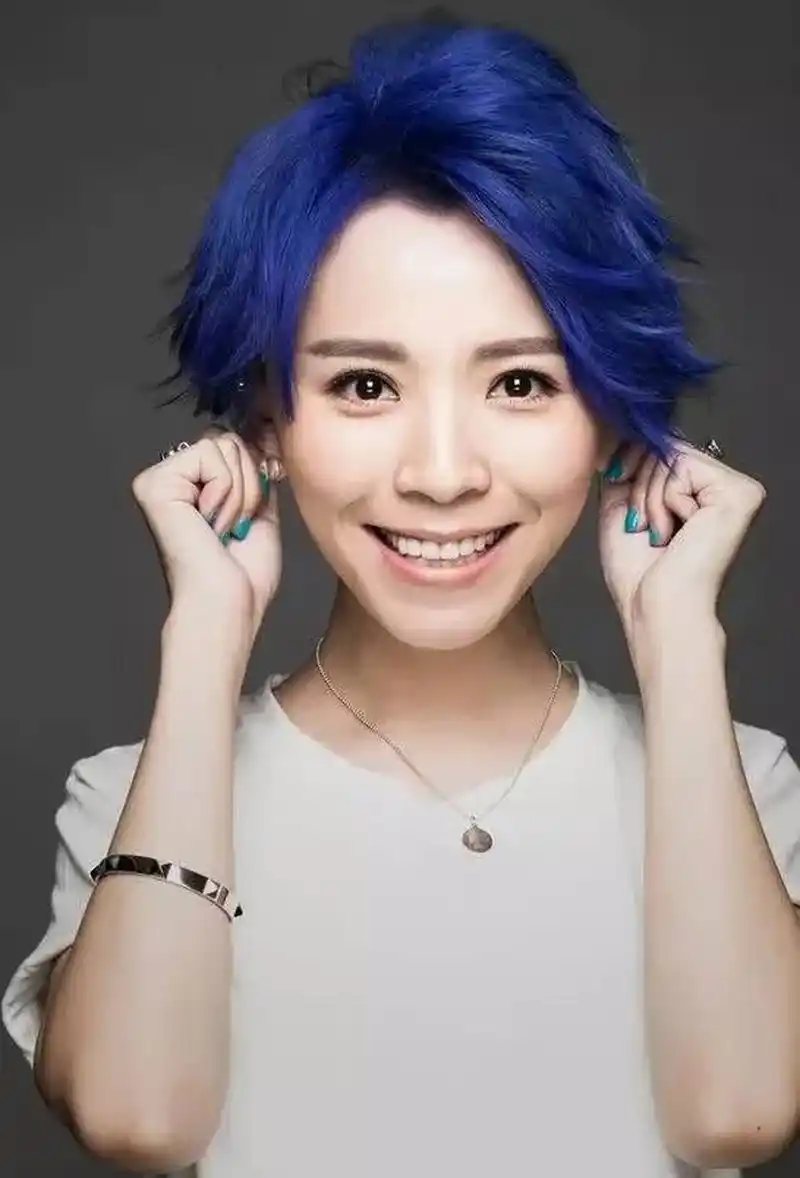 女歌手黄雅莉官宣生子,同届"超女"何洁送上祝福  近日,知名女歌手