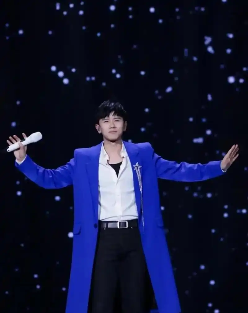 西安张杰演唱会10秒售罄8万张门票,演唱会现场更是变成大型蹦迪现场,8