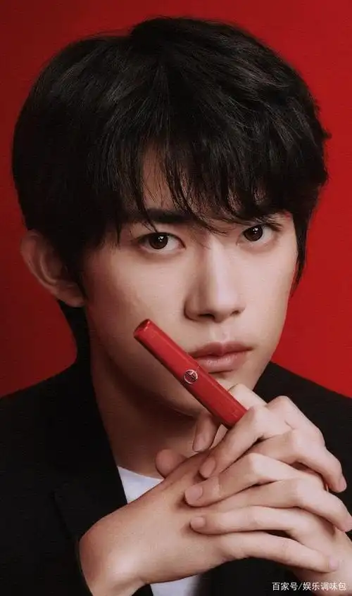 易烊千玺官宣代言阿玛尼!阿玛尼彩妆首个中国代言人,粉丝已剁手