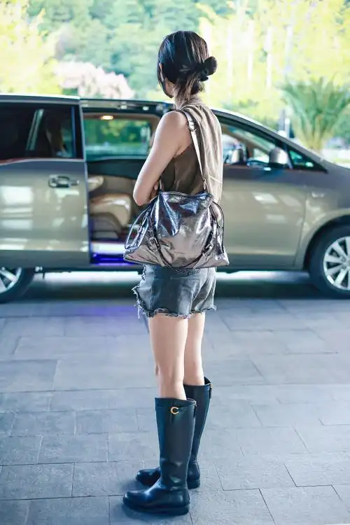 曾可妮近期的几套造型尽显大长腿,骑士靴功不可没!