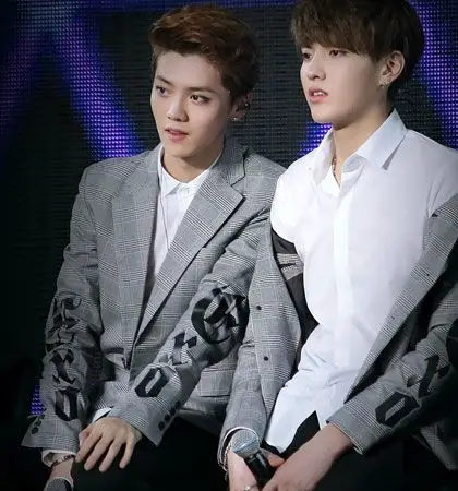 图鹿晗与吴亦凡隐藏的基情大曝光吴亦凡脱衣引鹿晗尖叫