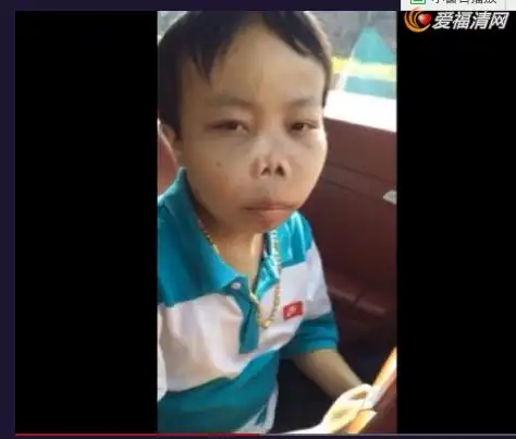 求一张丑男图片,就是之前很火的,一个男的躺床上自拍,眼睛一条缝嘴巴"