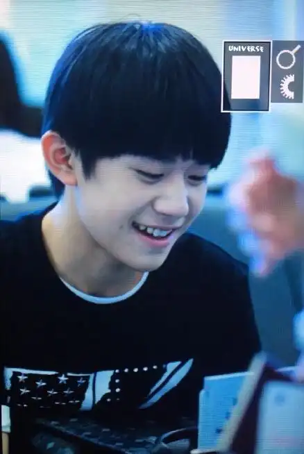 tfboys易烊千玺回京 偶遇李易峰秀梨涡笑