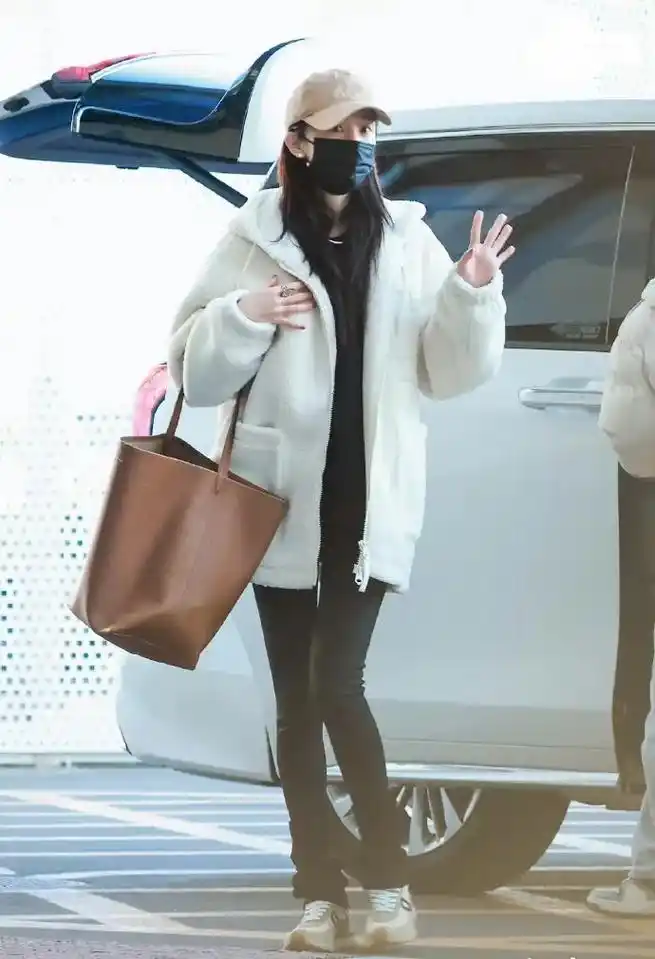 杨幂现身上海机场,黑色口罩下隐藏的冷艳魅力让人心动!