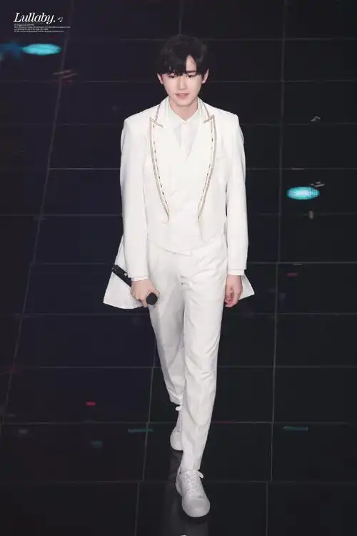 宋亚轩 少年如兰##宋亚轩白色燕尾西装