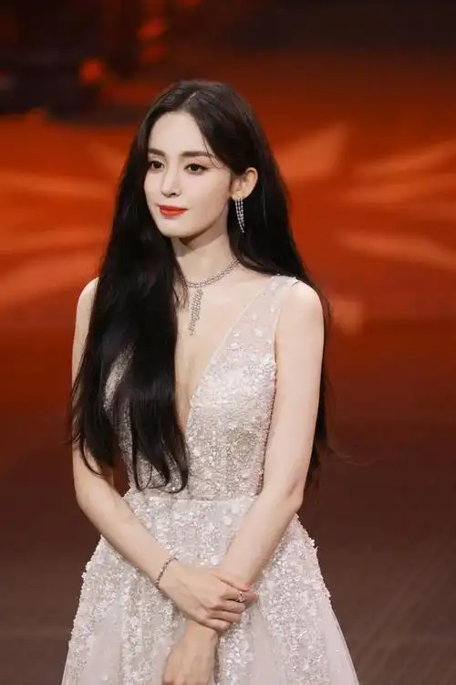娜扎广州出席钻石之家品牌活动 穿深v礼服闪耀迷人展女神范|古力娜扎