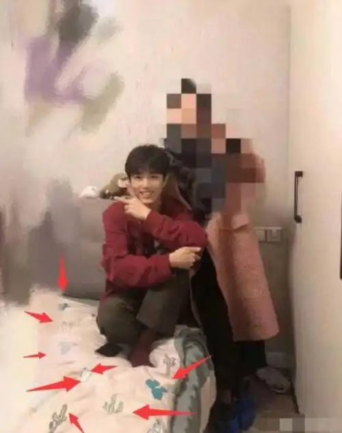 原创肖战家风节俭又朴实一条床单用很多年18岁时的手表一直戴