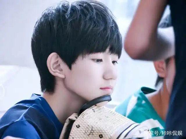 王源新发型像"狗啃"?怕丢脸,拿衣服盖着头,赶紧换个造型师!
