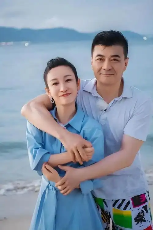 秦海璐被老公宠成公主44岁穿蓝色衬衫裙明媚似少女真是嫁对人