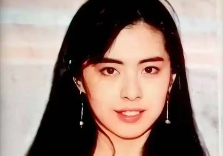 2,眼部3,鼻部王祖贤的鼻子形状立体,高度适中,鼻梁弧度自然,鼻头精致