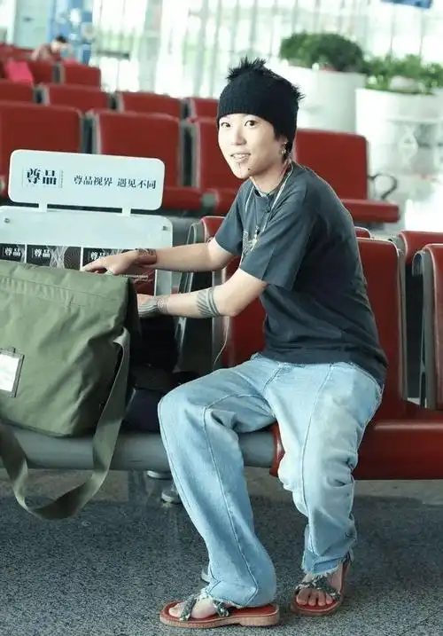 妈妈王菲要哭了27岁女儿窦靖童穿衣越来越像男孩还有人追不