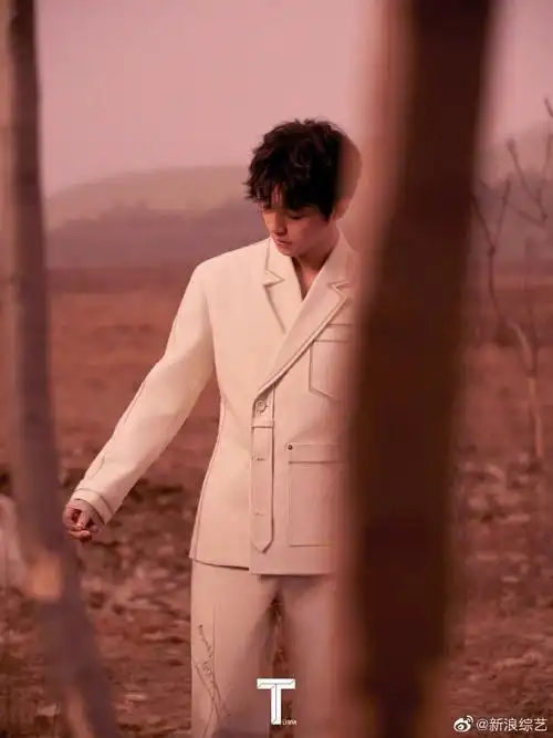 王俊凯t锦绣三月刊封面#@tfboys-王俊凯最新杂志封面释出,一身飞