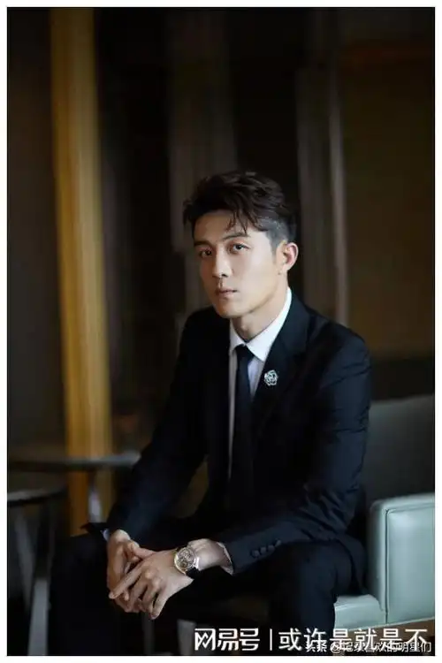 来说说这两位男演员我个人特别喜欢的一个是袁文康一个是李泽锋.