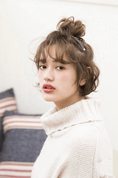 短发怎么扎丸子头?2款扎发教程承包你的出游发型