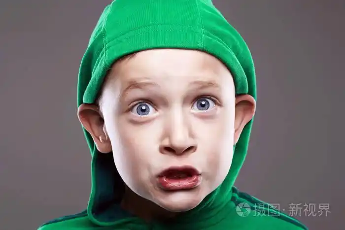 婴儿脸.滑稽的男孩在敞篷.大耳朵可爱的孩子.滑稽的鬼脸情感孩子