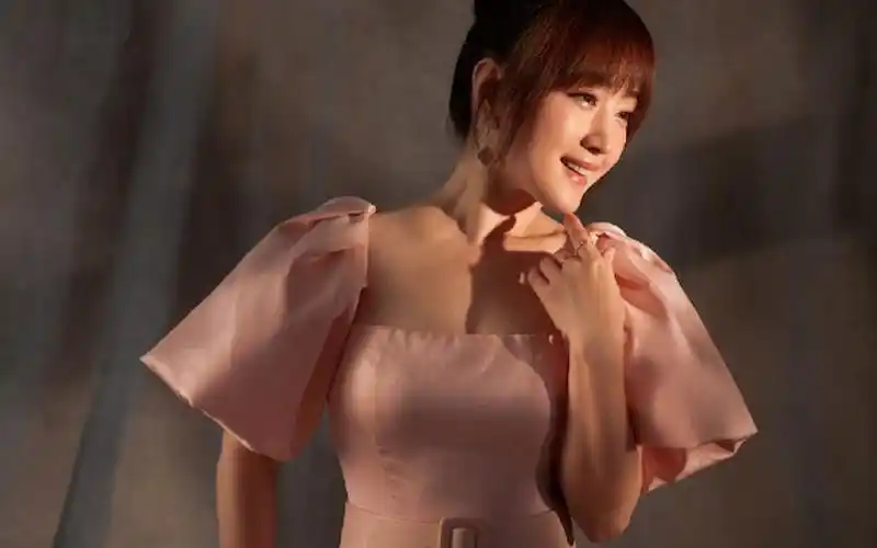 49岁杨钰莹凌晨晒美照,身材依旧凹凸有致,满脸胶原蛋白惹人羡慕