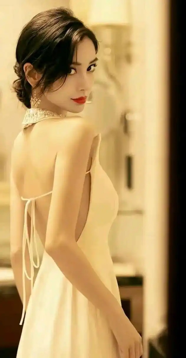 出席某活动照片一发出,马上引起热议  照片中,杨颖身着白色露背礼服