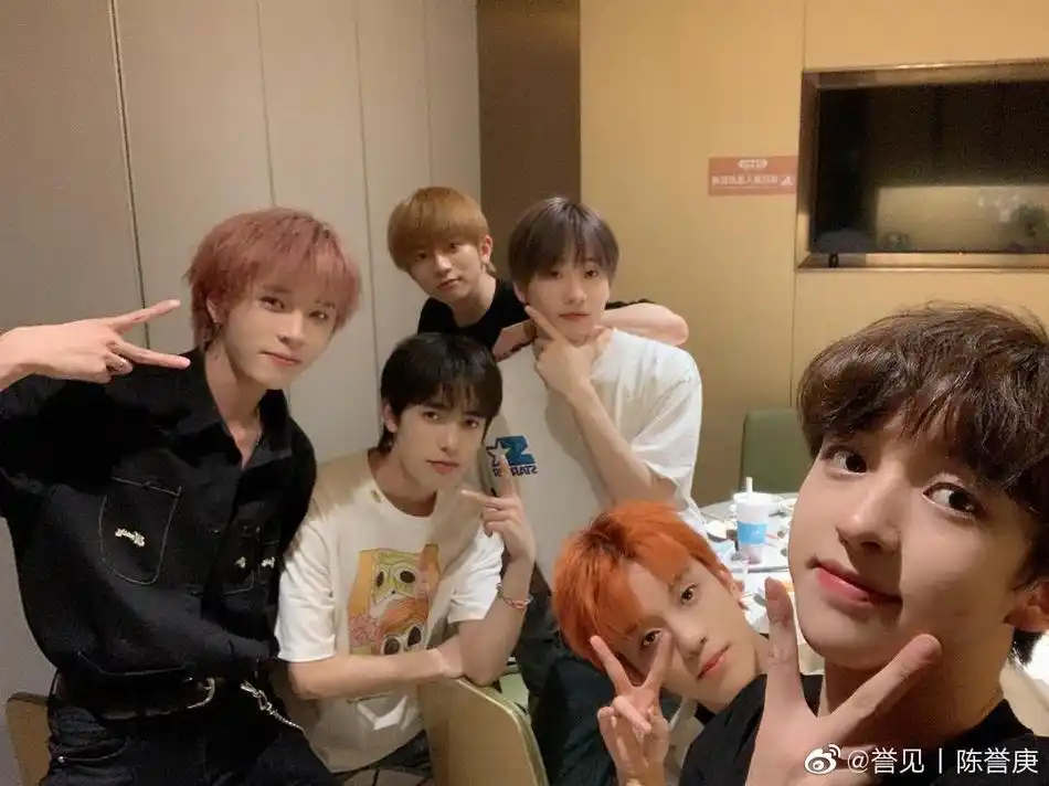 组图:《青你3》选手合照曝光 陈誉庚连淮伟孙亦航等同框比v_高清图集