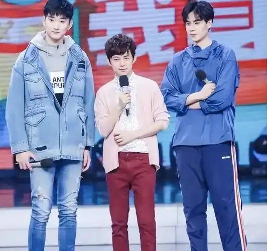 因为身高的问题,于小彤总是被观众吐槽,不管他站在哪里,都是人群中最