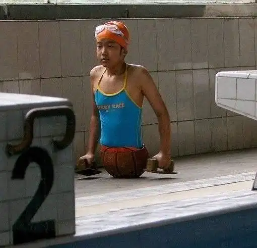 奥运女孩高位截肢靠篮球行走,身残志坚终成就梦想