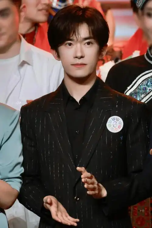 易烊千玺 米兰时装周##emporio armani全球代言人易烊千玺