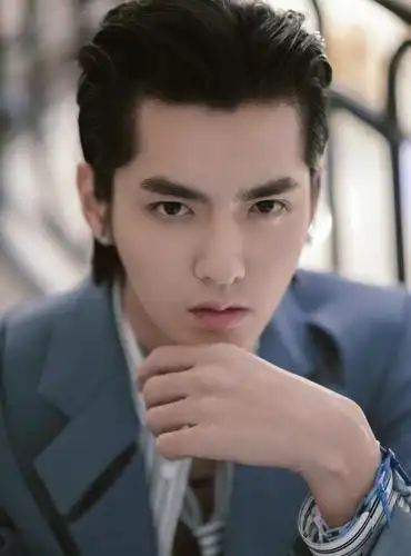 吴亦凡蓝色镂空西装太"型"了!配上大背头,路人看了都想尖叫