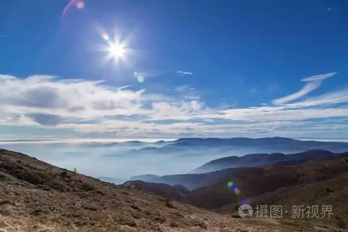 太阳在雾中的山