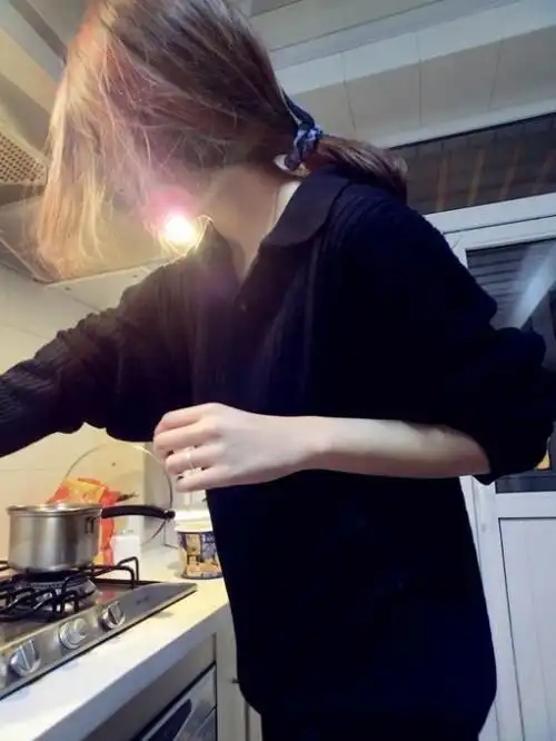 各位大神前来帮助有没有正在做饭的女生的头像