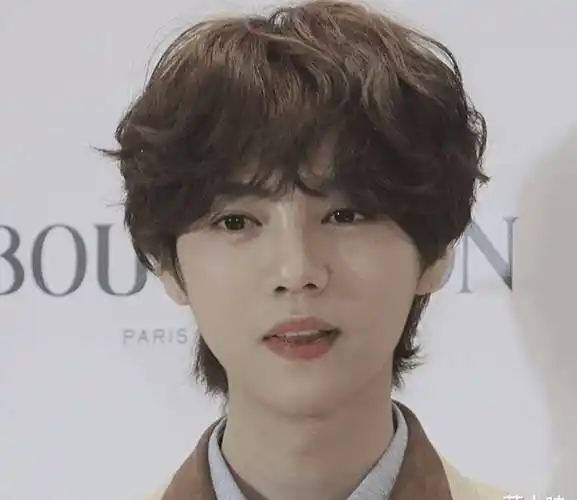 鹿晗又烫了卷毛,这个发型跟8年前非常相似,没有想到他居然还这么年轻